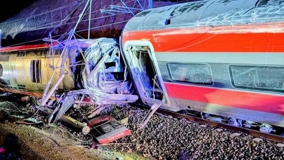 Tragedia ferroviaria en Córdoba, España : Choque de trenes de alta velocidad deja al menos 21 muertos