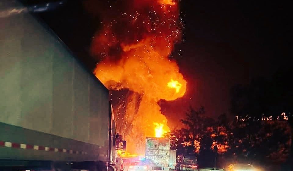 Explosión de pipa con gas LP provoca cierre total de la autopista México-Querétaro