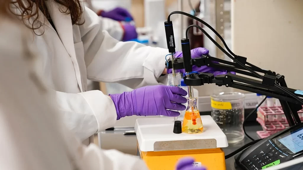 ¡Adios a los quimicos eternos Francia prohibe su uso en cosmeticos y moda 3