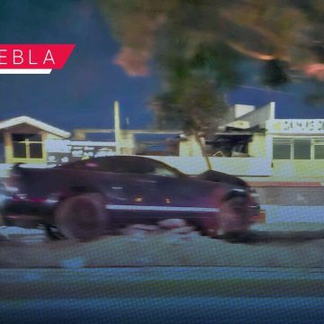 ¡Vaya susto! Conductor de Mustang abandona su auto tras aparatoso choque en la Calzada Zaragoza