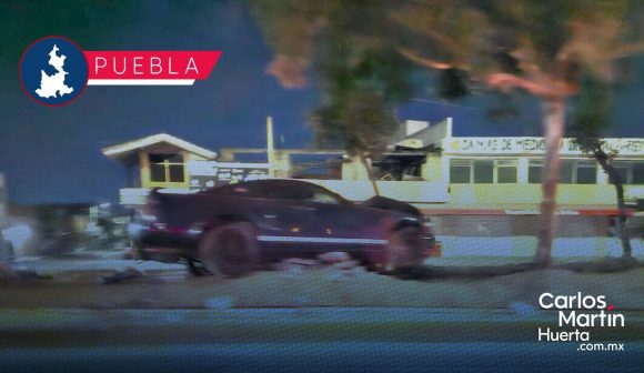 7a6f4d03-7838-4620-ab43-c6d1ef112de2 ¡Vaya susto! Conductor de Mustang abandona su auto tras aparatoso choque en la Calzada Zaragoza