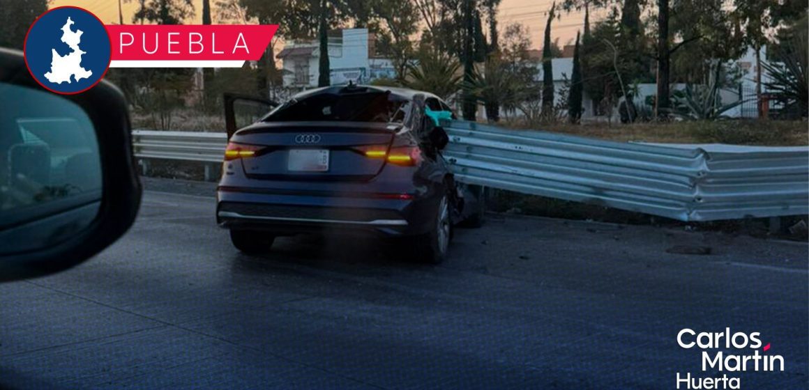 Audi termina incrustado a barra de contención en Periférico Ecológico