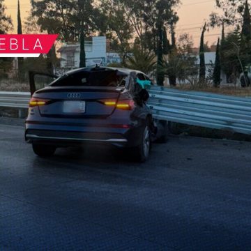 Audi termina incrustado a barra de contención en Periférico Ecológico