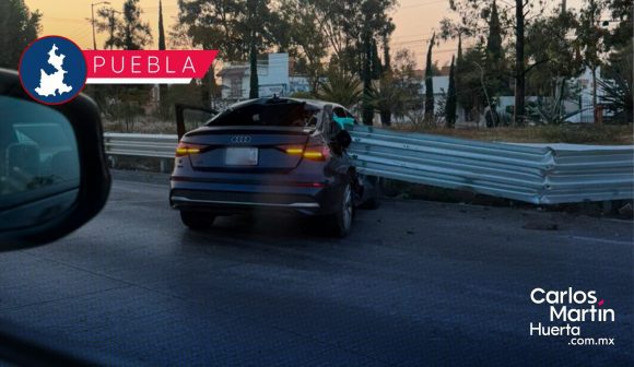 Audi termina incrustado a barra de contención en Periférico Ecológico