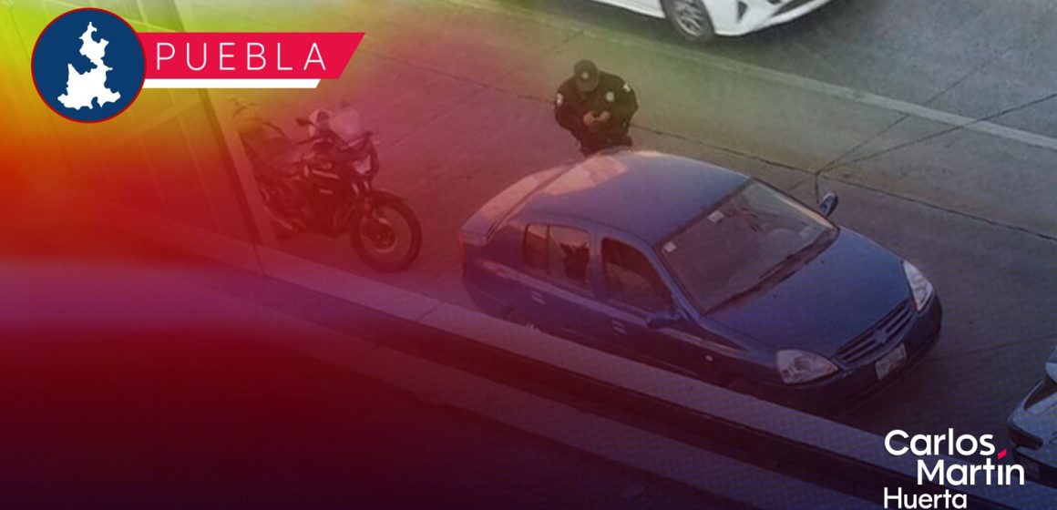 Balean vehículo en la Vía Atlixcáyotl tras intento de asalto