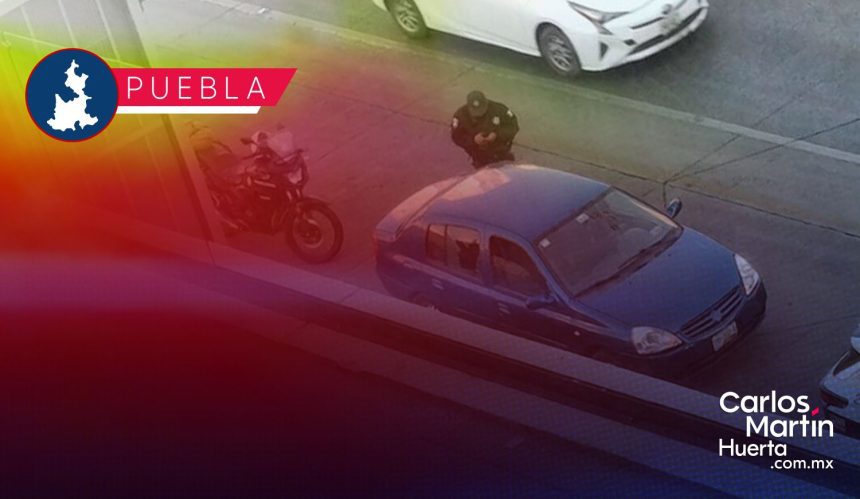 Balean vehículo en la Vía Atlixcáyotl tras intento de asalto