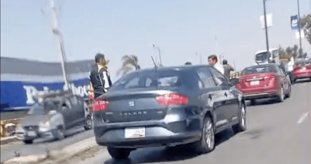 Mega carambola desquicia el tránsito en el puente de la 16 de Septiembre; reportan 11 vehículos afectados