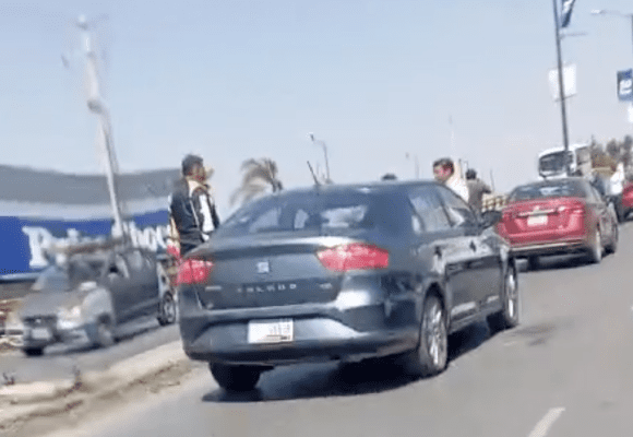 Mega carambola desquicia el tránsito en el puente de la 16 de Septiembre; reportan 11 vehículos afectados