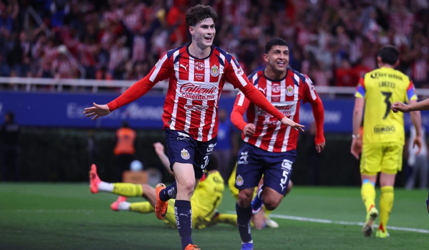 Chivas vence al América en el Clásico con gol de ‘La Hormiga’ González