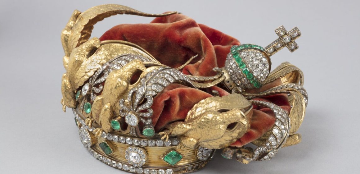 Restaurarán la corona de la emperatriz Eugenia tras robo en el Museo del Louvre