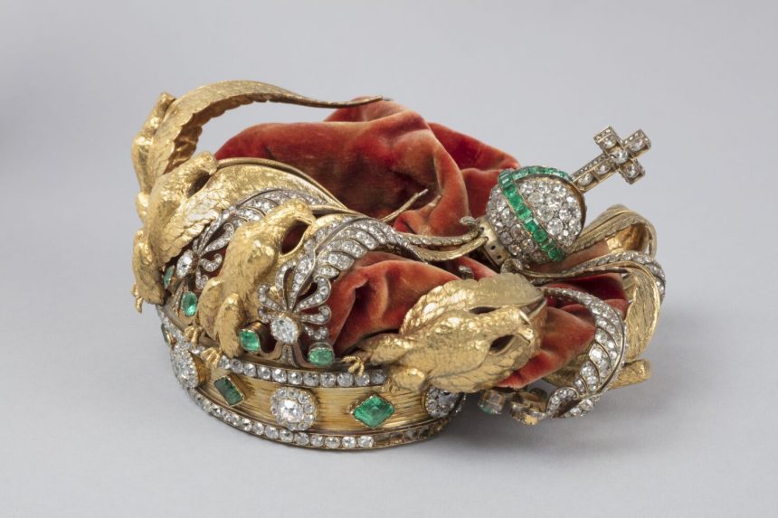 Restaurarán la corona de la emperatriz Eugenia tras robo en el Museo del Louvre