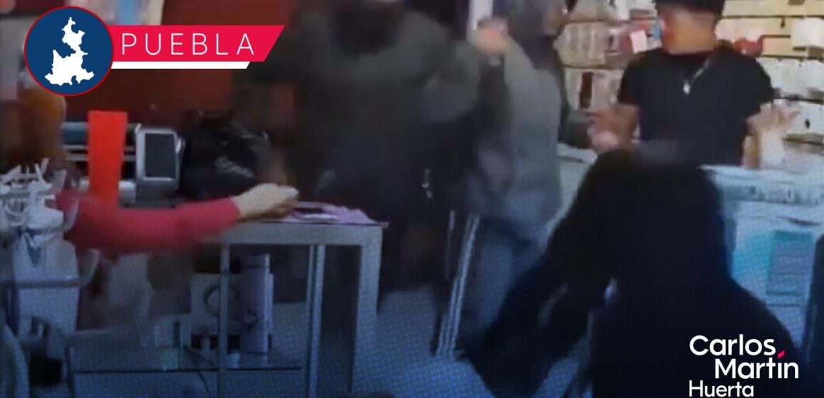 En segundos y a punta de pistola, asaltan negocio en Bosques de Amalucan