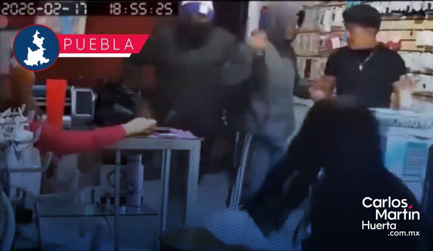 En segundos y a punta de pistola, asaltan negocio en Bosques de Amalucan