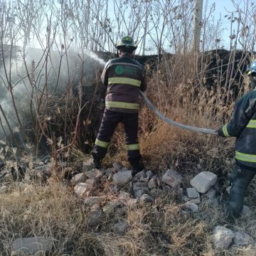 HB4dsSvXUAAfkDa Sofocan incendio de pastizal en Los Héroes Segunda Sección