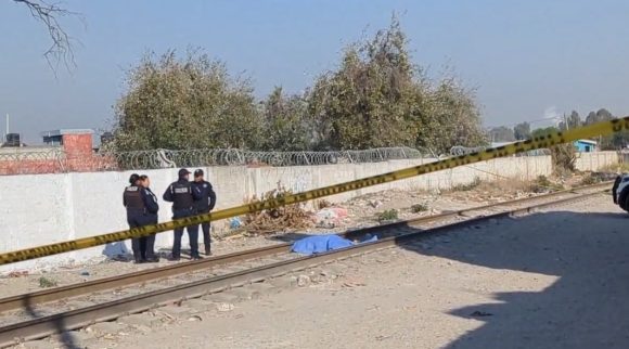 Hombre muere arrollado por tren en inmediaciones del panteón de San Pablo Xochimehuacan