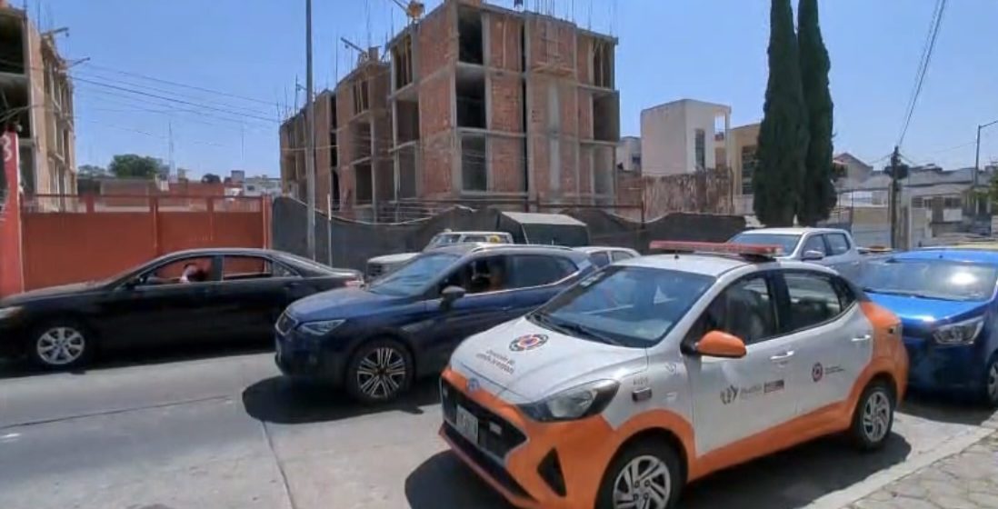 Albañil de 16 años sufre aparatosa caída de 8 metros mientras trabajaba en Reforma Sur