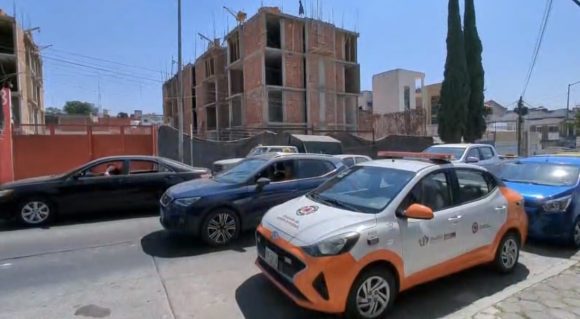 Albañil de 16 años sufre aparatosa caída de 8 metros mientras trabajaba en Reforma Sur