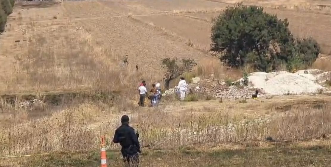 Encobijado y dentro de un tambo fue localizado el cadáver de un hombre en los límites con Tlaxcala