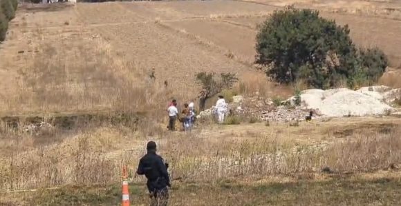 Encobijado y dentro de un tambo fue localizado el cadáver de un hombre en los límites con Tlaxcala