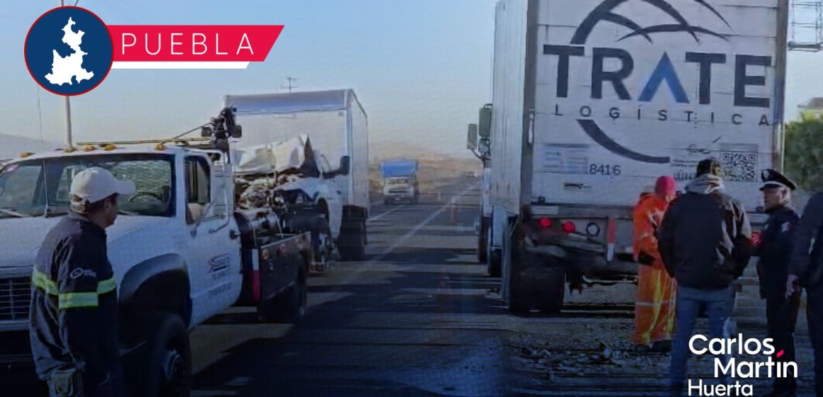 Intenta rebasar por acotamiento y provoca fuerte accidente en la Vía Atlixcáyotl