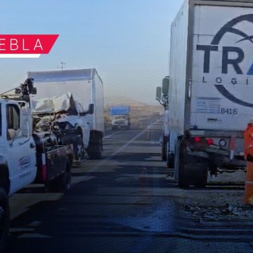 Intenta rebasar por acotamiento y provoca fuerte accidente en la Vía Atlixcáyotl