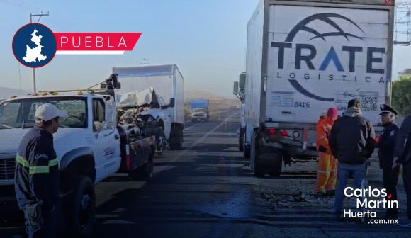 Intenta rebasar por acotamiento y provoca fuerte accidente en la Vía Atlixcáyotl