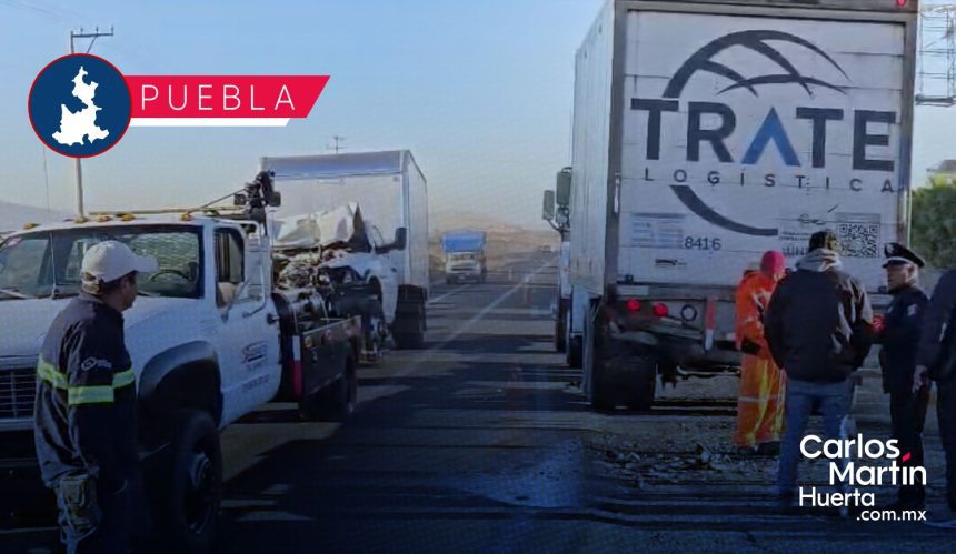 Intenta rebasar por acotamiento y provoca fuerte accidente en la Vía Atlixcáyotl