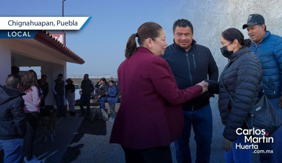 Laura Artemisa inaugura caseta de transporte público en Chignahuapan