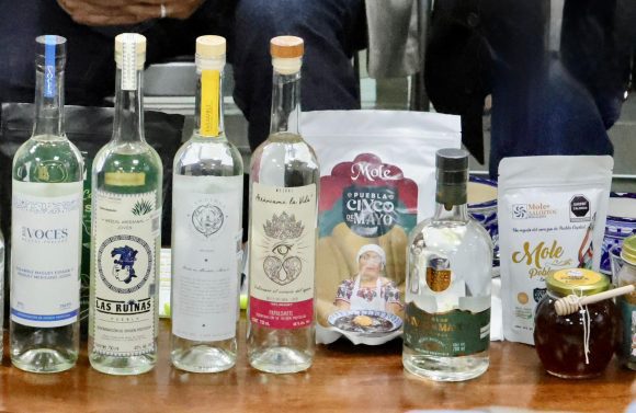 Mezcal Poblano 103 Voces Mezcal poblano líder nacional con 118 municipios con denominación de origen