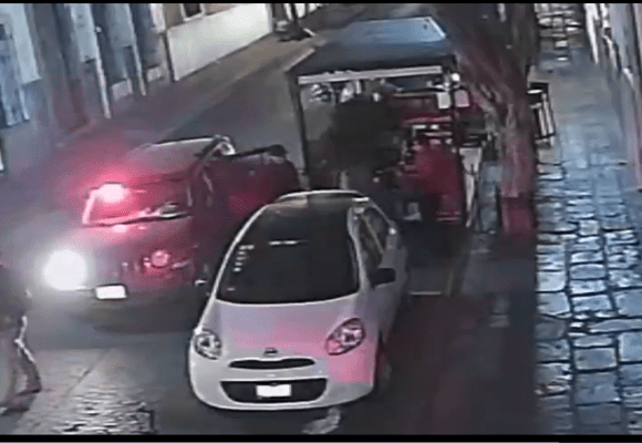 Ministeriales bar Centro Cámaras captan a ministeriales amedrentando a personal de un bar en el Centro; FGE investiga