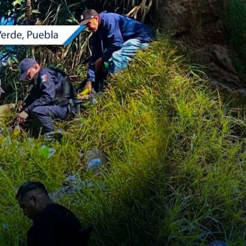 Rescatan a mujer que cayó a una barranca en San Salvador El Verde