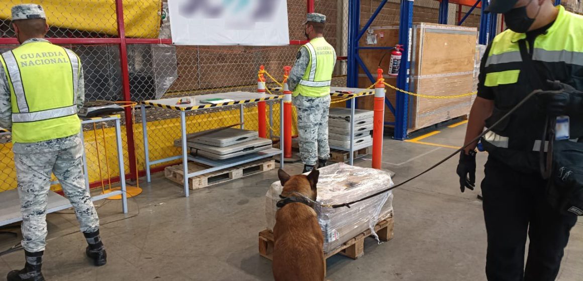 Aseguran precursores químicos en una empresa de paquetería en el AIFA