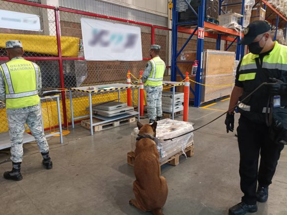 Aseguran precursores químicos en una empresa de paquetería en el AIFA