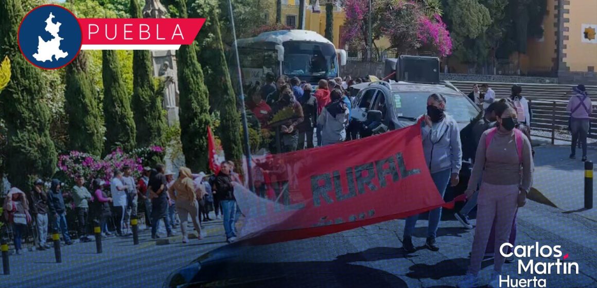 Normalistas de Teteles protestan en Casa Aguayo y van rumbo a la SEP; exigen recursos