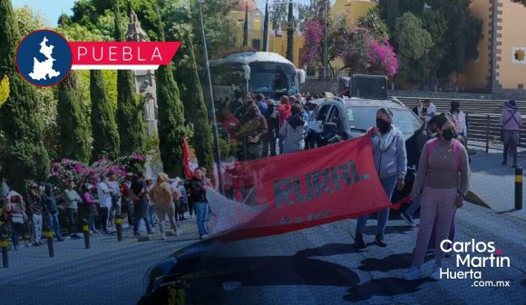 Normalistas de Teteles protestan en Casa Aguayo y van rumbo a la SEP; exigen recursos