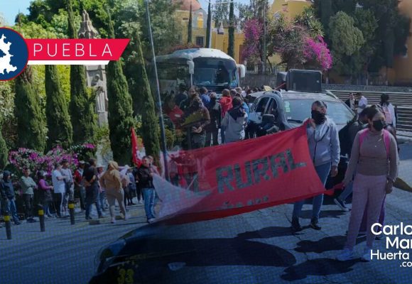 Normalistas de Teteles protestan en Casa Aguayo y van rumbo a la SEP; exigen recursos