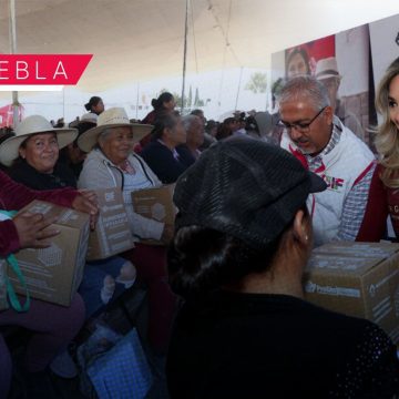 Puebla capital entregó apoyos alimentarios a familias de Guadalupe Tecola
