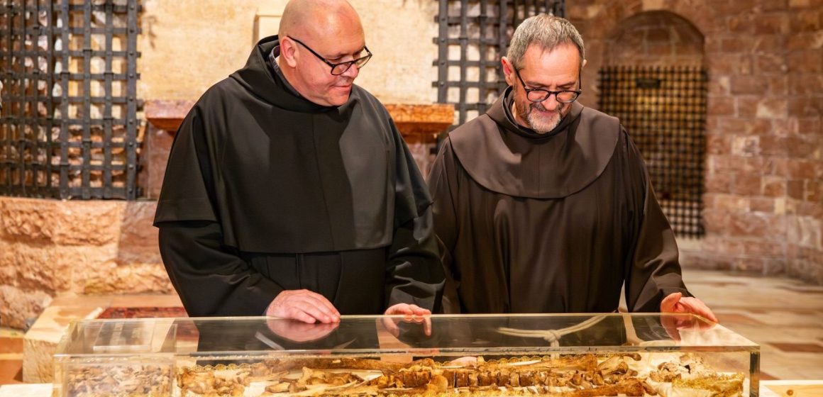Exponen reliquias de San Francisco de Asís por primera vez