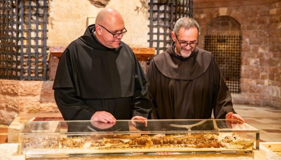 Exponen reliquias de San Francisco de Asís por primera vez