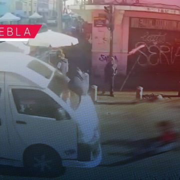 Unidad de la Ruta Azteca impacta a comerciante en la 14 Poniente