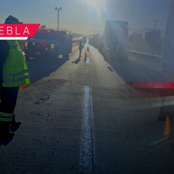 Vuelca tráiler y provoca cierre de la autopista Puebla-Orizaba; hay un muerto