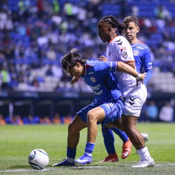 FÚTBOL . CRUZ AZUL VS VANCOUVER Cruz Azul aplasta al Vancouver FC y sella su pase a Octavos de la Concachampions
