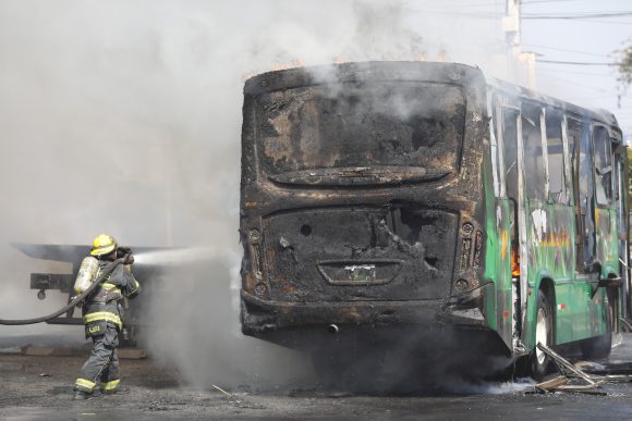 Ola de violencia por operativo en Tapalpa deja más de 250 narcobloqueos en 20 estados