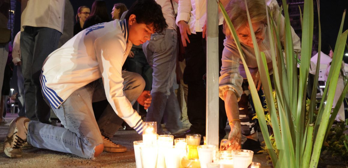Familiares y amigos encienden veladoras en Angelópolis por víctimas de la balacera en Sala de Despecho