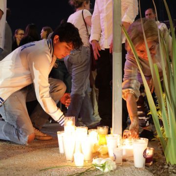 homenaje-sala-el-despecho-698972 Familiares y amigos encienden veladoras en Angelópolis por víctimas de la balacera en Sala de Despecho