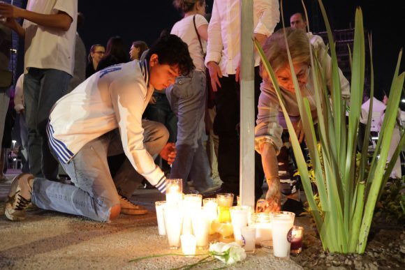 Familiares y amigos encienden veladoras en Angelópolis por víctimas de la balacera en Sala de Despecho