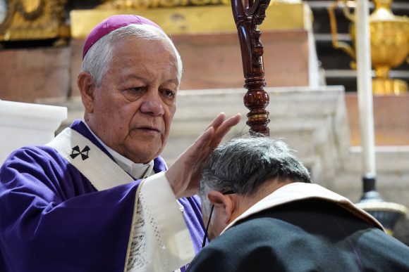Poblanos abarrotan templos por el Miércoles de Ceniza
