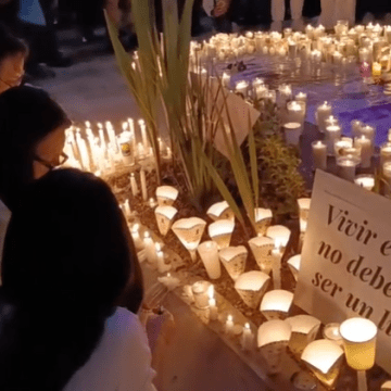 sala-despecho De blanco y con velas exigen castigo a culpables por el crimen en Sala de Despecho