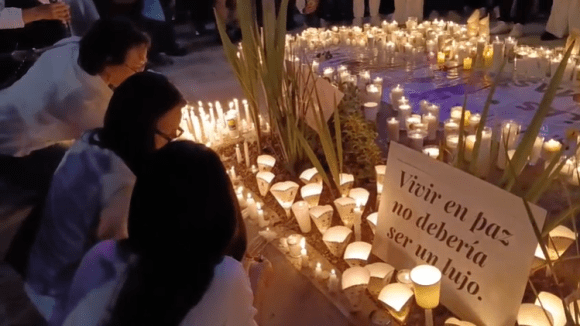 De blanco y con velas exigen castigo a culpables por el crimen en Sala de Despecho