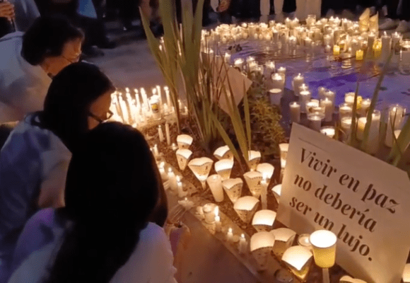 sala-despecho De blanco y con velas exigen castigo a culpables por el crimen en Sala de Despecho